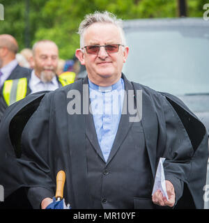 "Delph, UK. 25 maggio 2018. Un teste di ministri la processione lungo l Alta Via durante l'annuale "Pentecoste" passeggiate attraverso il villaggio di "Delph nel distretto di Saddleworth, Greater Manchester. Credito: Matthew Wilkinson/Alamy Live News Foto Stock