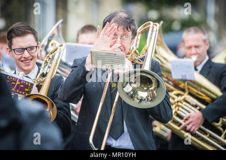 "Delph, UK. 25 maggio 2018. Un membro di una banda di ottoni suona come si cammina lungo la processione durante l'annuale "Pentecoste" passeggiate attraverso il villaggio di "Delph nel distretto di Saddleworth, Greater Manchester. Credito: Matthew Wilkinson/Alamy Live News Foto Stock