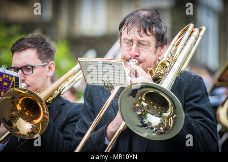 "Delph, UK. 25 maggio 2018. Un membro di una banda di ottoni suona come si cammina lungo la processione durante l'annuale "Pentecoste" passeggiate attraverso il villaggio di "Delph nel distretto di Saddleworth, Greater Manchester. Credito: Matthew Wilkinson/Alamy Live News Foto Stock