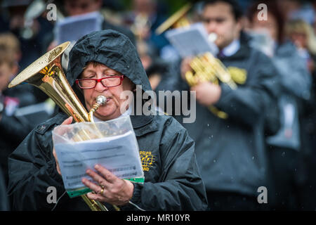 "Delph, UK. 25 maggio 2018. Un membro di una banda di ottoni suona come si cammina lungo la processione durante l'annuale "Pentecoste" passeggiate attraverso il villaggio di "Delph nel distretto di Saddleworth, Greater Manchester. Credito: Matthew Wilkinson/Alamy Live News Foto Stock