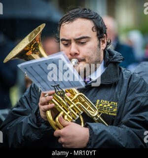 "Delph, UK. 25 maggio 2018. Un membro di una banda di ottoni suona come si cammina lungo la processione durante l'annuale "Pentecoste" passeggiate attraverso il villaggio di "Delph nel distretto di Saddleworth, Greater Manchester. Credito: Matthew Wilkinson/Alamy Live News Foto Stock