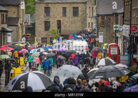 "Delph, UK. 25 maggio 2018. Una processione lungo le strade durante l'annuale "Pentecoste" passeggiate attraverso il villaggio di "Delph nel distretto di Saddleworth, Greater Manchester. Credito: Matthew Wilkinson/Alamy Live News Foto Stock