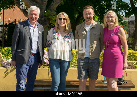 Dublino, Irlanda. 25 Maggio, 2018. Alex White ex Irish il lavoro politico del partito il Ministro delle comunicazioni, di energia e di risorse naturali votare sì per abrogare il 8th, Dun Laoghaire Credito: Fabrice Jolivet Credito: Fabrice Jolivet Fotografia/Alamy Live News Foto Stock