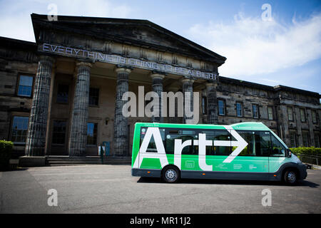 Edimburgo, Scozia. Regno Unito. Il 25 maggio 2018. Premere il tasto di chiamata le Gallerie Nazionali di Scozia (NGS) è quello di lanciare un nuovo e completamente accessibile il bus elettrico - il primo del suo genere nel servizio pubblico in Scozia. Pak@ Mera/Alamy Live News Foto Stock