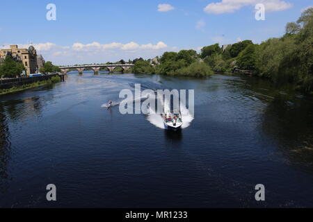 Perth, Regno Unito. 25 maggio 2018. In una giornata molto calda in Scozia qualcuno non si raffredda con acqua sciare sul fiume Tay in Perth. © Stephen Finn/Alamy Live News Foto Stock