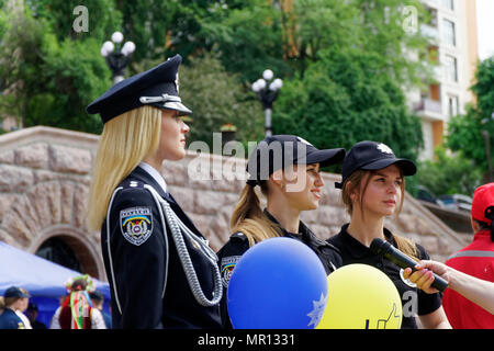 Kiev, Ucraina - 25 Maggio 2018: Champions league sulla scena per le strade di Kiev. Sicurezza poliziotta Benvenuti alla finale di Kyiv 2018 Credit: Didi/Alamy Live News Foto Stock