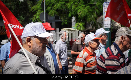 Atene, Grecia. 25 Maggio, 2018. Manifestanti hanno visto marciare in giù lungo la strada con le bandiere.la protesta dei pensionati al di fuori del ministero della salute in Atene in quanto la domanda al fine di tagli e assistenza sanitaria gratuita per tutti i pensionati. Credito: Ioannis Alexopoulos SOPA/images/ZUMA filo/Alamy Live News Foto Stock