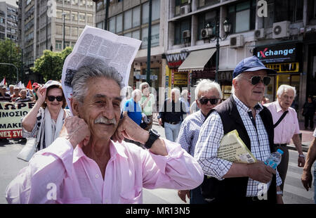 Atene, Grecia. 25 Maggio, 2018. Protester visto marzo giù per la strada durante la dimostrazione.pensionati protesta al di fuori del ministero della salute in Atene in quanto la domanda al fine di tagli e assistenza sanitaria gratuita per tutti i pensionati. Credito: Ioannis Alexopoulos SOPA/images/ZUMA filo/Alamy Live News Foto Stock