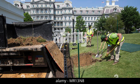 Washington, Stati Uniti d'America. 25 Maggio, 2018. Lavoratori riparare un lavandino foro alla Casa Bianca di Washington, DC, 25 maggio 2018. Credito: Chris Kleponis/CNP | Utilizzo di credito in tutto il mondo: dpa/Alamy Live News Foto Stock