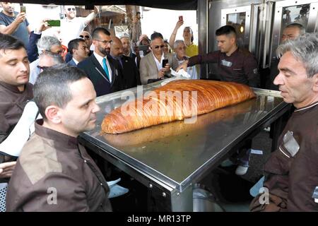 Napoli, Italia. 25 maggio 2018. Dolce Sfogliatella nel libro Guinness dei Record mondiali di venti chili di semola, trenta chili di ricotta, venti di zucchero, sei di arance candite per rendere uno dei tipici dolci napoletani, per un totale di 95 chili e lunghezza 1,5 metro di credito: ciro de luca/Alamy Live News Foto Stock