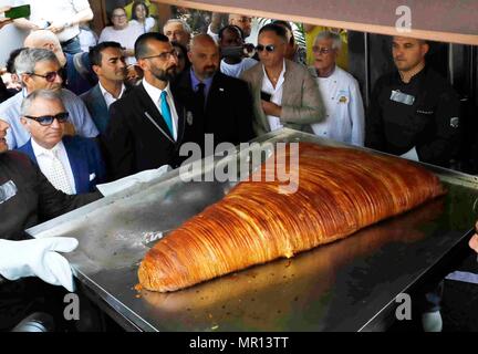 Napoli, Italia. 25 maggio 2018. Dolce Sfogliatella nel libro Guinness dei Record mondiali di venti chili di semola, trenta chili di ricotta, venti di zucchero, sei di arance candite per rendere uno dei tipici dolci napoletani, per un totale di 95 chili e lunghezza 1,5 metro di credito: ciro de luca/Alamy Live News Foto Stock