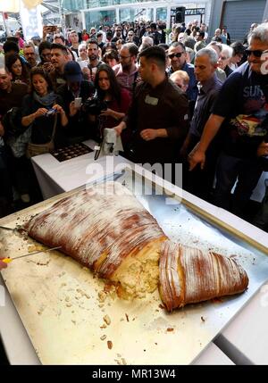 Napoli, Italia. 25 maggio 2018. Dolce Sfogliatella nel libro Guinness dei Record mondiali di venti chili di semola, trenta chili di ricotta, venti di zucchero, sei di arance candite per rendere uno dei tipici dolci napoletani, per un totale di 95 chili e lunghezza 1,5 metro di credito: ciro de luca/Alamy Live News Foto Stock