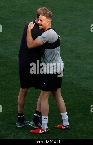 Kiev, Ucraina. 25 maggio 2018. Liverpool Manager Jurgen Klopp e Giordania Henderson di Liverpool durante la formazione di Liverpool, prima della finale di UEFA Champions League match tra il Real Madrid e il Liverpool, a Olimpiyskiy National Sports Complex il 25 maggio 2018 a Kiev, Ucraina. Credito: Immagini di PHC/Alamy Live News Foto Stock