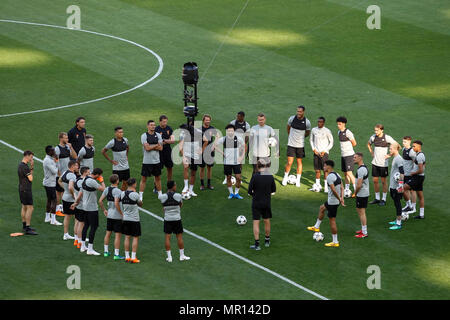 Liverpool Manager Jurgen Klopp parla al suo team durante la formazione di Liverpool, prima della finale di UEFA Champions League match tra il Real Madrid e il Liverpool, a Olimpiyskiy National Sports Complex il 25 maggio 2018 a Kiev, Ucraina. (Foto di Daniel Chesterton/phcimages.com) Foto Stock