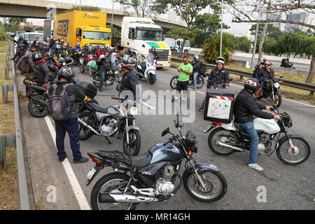 Barueri, Brasile. 25 Maggio, 2018. I manifestanti vicino la Marginal Tietê verso Castelo Branco venerdì pomeriggio (25) per protestare contro l aumento del diesel in São Paulo (SP). Credito: Jales Valquer/FotoArena/Alamy Live News Foto Stock