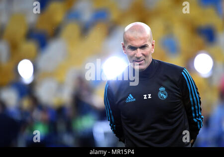 Kiev, Ucraina. 25 Maggio, 2018. 25.05.2018, Ucraina, Kiew: Fußball: Formazione FC Real Madrid: Trainer Zinedine Zidane von Madrid steht beim formazione Olimpiyskiy im National Sports Complex auf dem Platz. Real Madrid trifft am 26.05.2018 im Finale der Champions League auf den FC Liverpool. Credito: Ina Fassbender/dpa/Alamy Live News Foto Stock