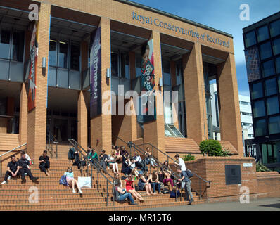 Glasgow, Scotland, Regno Unito 25 maggio.UK Meteo: Sunny Estate Meteo cuochi la città per il suo giorno più caldi come il centro consente ai turisti e gente del posto per godere del sole. Performing Arts da studenti del Conservatorio reale di Scozia ha colpito i passi a pranzo dal centro della città la costruzione di prendere il sole.. Gerard Ferry/Alamy news Foto Stock