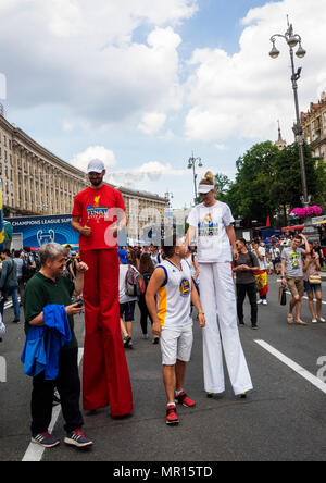 Kiev, Ucraina. 25 maggio 2018. Щт еру ыекууею - Sabato, 26 maggio, Kiev ospiterà la finale del più grande e prestigioso torneo europeo - la UEFA Champions League. In finale incontrerà il Real Madrid e il Liverpool. Sulla strada principale di Kiev Khreshchatyk la città di Champions Festival per i tifosi di calcio è stato aperto. Credito: Igor Golovnov/Alamy Live News Foto Stock