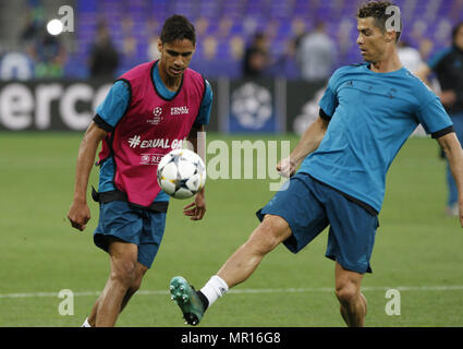 Kiev, Ucraina. 25 Maggio, 2018. Il Real Madrid di CRISTIANO RONALDO (R) partecipa a una sessione di formazione presso la NSC Olimpiyskiy stadium di Kiev, in Ucraina, il 25 maggio 2018. Il Real Madrid dovrà affrontare il Liverpool FC nella finale di UEFA Champions League al NSC Olimpiyskiy stadium a Kiev il 26 maggio 2018. Credito: Serg Glovny/ZUMA filo/Alamy Live News Foto Stock