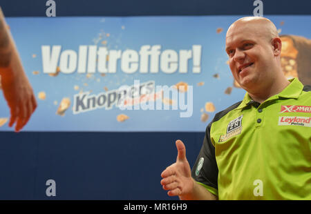 25 maggio 2018, Germania, Gelsenkirchen: Michael van Gerwen dei Paesi Bassi dice addio al tedesco freccette maestri nel PDC World Series di freccette. Foto: Friso Gentsch/dpa Foto Stock