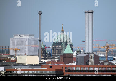 24 maggio 2018, Germania Berlino: il Heizkraftwerk Mitte la produzione combinata di calore e la stazione di alimentazione in primo piano e Cattedrale di Berlino e la Charite University Hospital edificio formano un contrasto architettonico. Foto: Ralf Hirschberger/dpa Foto Stock