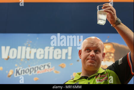 25 maggio 2018, Germania, Gelsenkirchen: Michael van Gerwen dei Paesi Bassi dice addio al tedesco freccette maestri nel PDC World Series di freccette. Foto: Friso Gentsch/dpa Foto Stock