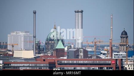 24 maggio 2018, Germania Berlino: il Heizkraftwerk Mitte la produzione combinata di calore e la stazione di alimentazione in primo piano e Cattedrale di Berlino e la Charite University Hospital edificio formano un contrasto architettonico. Foto: Ralf Hirschberger/dpa Foto Stock