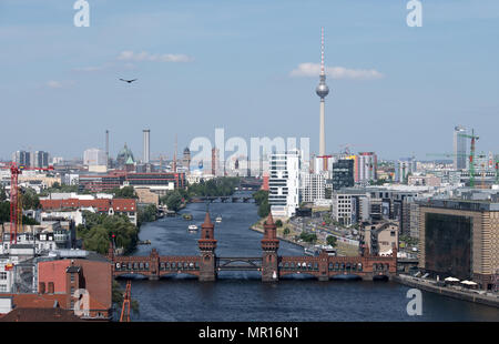 24 maggio 2018, Germania Berlino: Escursione barche vicino al ponte Oberbaumbruecke, che collega berlinese di Friedrichshain Kreuzberg e aree. Foto: Ralf Hirschberger/dpa Foto Stock