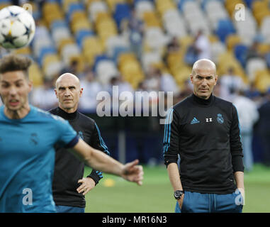 Kiev, Ucraina. 25 Maggio, 2018. Del Real Madrid in capo allenatore Zinedine Zidane (R)assiste a una sessione di formazione presso la NSC Olimpiyskiy stadium di Kiev, in Ucraina, il 25 maggio 2018. Il Real Madrid dovrà affrontare il Liverpool FC nella finale di UEFA Champions League al NSC Olimpiyskiy stadium a Kiev il 26 maggio 2018. Credito: Serg Glovny/ZUMA filo/Alamy Live News Foto Stock