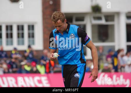 London, England, 25 maggio 2018. Charlie Morris del Worcestershire esaminando il cricket sfera come egli ritorna al suo marchio in Royal London un giorno il match contro Durham a Roseworth terrazza. Credito: Colin Edwards/Alamy Live News. Foto Stock