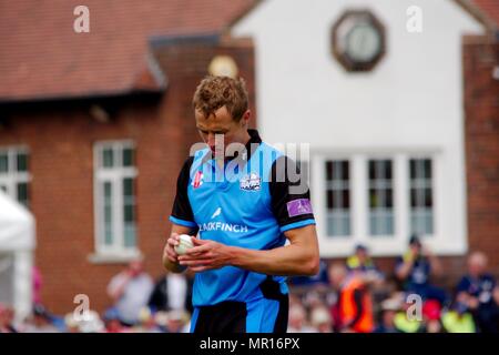 London, England, 25 maggio 2018. Charlie Morris del Worcestershire esaminando il cricket sfera come egli ritorna al suo marchio in Royal London un giorno il match contro Durham a Roseworth terrazza. Credito: Colin Edwards/Alamy Live News. Foto Stock