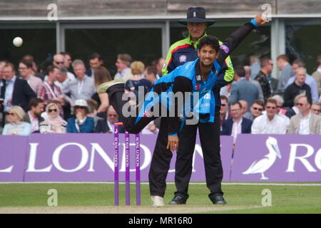 London, England, 25 maggio 2018. Brett d'Oliveira bowling per Worcestershire contro Durham in Royal London una giornata ventosa a Roseworth terrazza. Credito: Colin Edwards/Alamy Live News. Foto Stock