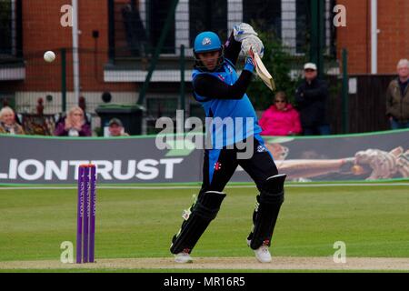 London, England, 25 maggio 2018. Joe Clarke alla battuta per Worcestershire contro Durham in Royal London una giornata ventosa a Roseworth terrazza. Credito: Colin Edwards/Alamy Live News. Foto Stock