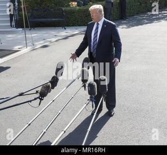 Washington, Distretto di Columbia, Stati Uniti d'America. 25 Maggio, 2018. Il Presidente degli Stati Uniti, Donald Trump si diparte la Casa Bianca per partecipare all'Accademia Navale degli Stati Uniti la laurea e la messa in funzione di una cerimonia in Annapolis. Credito: Chris Kleponis/CNP/ZUMA filo/Alamy Live News Foto Stock