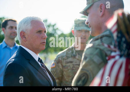 Virginia, Stati Uniti d'America, 25 maggio 2018. Stati Uniti Vice Presidente Mike Pence visite con soldati durante una visita al Cimitero Nazionale di Arlington per contrassegnare il Memorial Day il 24 maggio 2018 in Arlington, Virginia. Credito: Planetpix/Alamy Live News Foto Stock