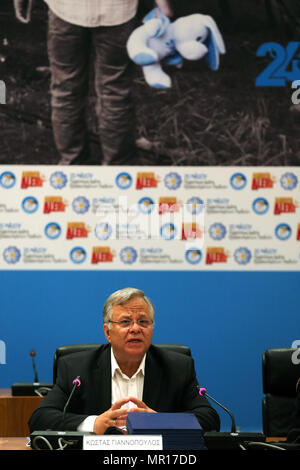 Atene, Grecia. 25 Maggio, 2018. Presidente della ONG Sorriso del bambino Costas Yannopoulos parla durante un evento per contrassegnare la Giornata internazionale dei bambini scomparsi, ad Atene, in Grecia, il 25 maggio 2018. Grecia contrassegnato Giornata internazionale dei bambini scomparsi il venerdì con una conferenza durante la quale i funzionari e gli esperti presentato statistiche incoraggianti. Credito: Marios Lolos/Xinhua/Alamy Live News Foto Stock