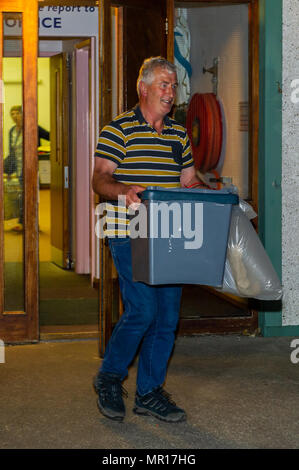 Schull, Irlanda. 25 Maggio 2018.Dopo 15 ore di votazioni, l'ottavo emendamento Referendum urne da Schull stazione di polling a sinistra a 22.30 per andare a Skibbereen con membri della stazione di polling personale. I voti saranno contati domani ma uscire sondaggi suggeriscono una schiacciante vittoria per il "sì" lato con circa il 70% dei voti. Credito: Andy Gibson/Alamy Live News. Foto Stock