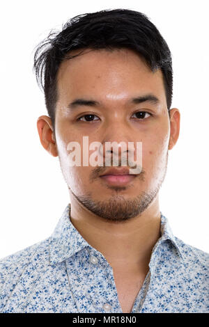 Studio shot del volto del giovane uomo asiatico Foto Stock