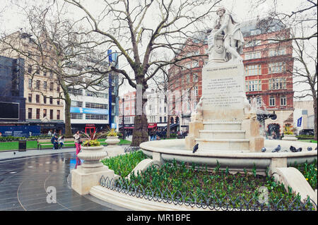 London, Regno Unito - Aprile 2018: Statua di William Shakespeare scolpito da Giovanni Fontana, in Leicester Square Gardens nella City of Westminster, Londra Foto Stock