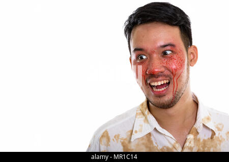 Close up di pensosa felice pazzo uomo asiatico sorridente e laughin Foto Stock