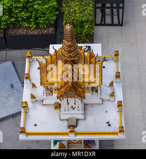 Un po' di tempo un santuario in un tempio buddista a Bangkok, in Thailandia. Foto Stock