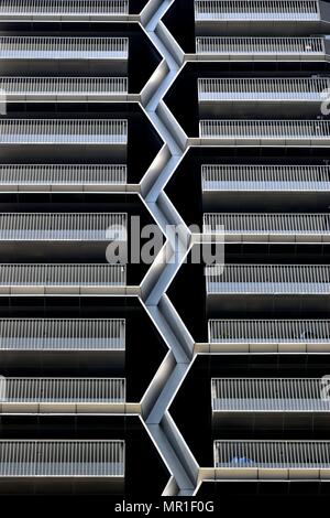 Vista frontale del esterno moderno unico di multi-storia parcheggio auto nel centro cittadino di Singapore con splendide textures di acciaio e motivi geometrici Foto Stock