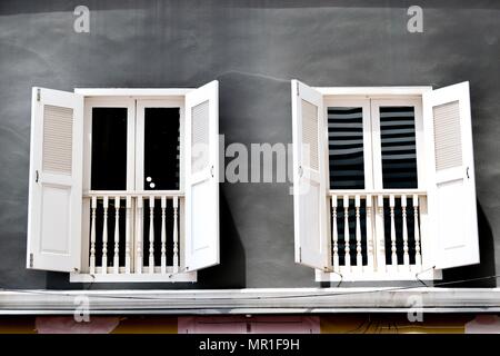 Vintage tradizionale Singapore negozio Casa con mobili antichi di serrande di bianco e grigio esterno nella storica Chinatown Foto Stock