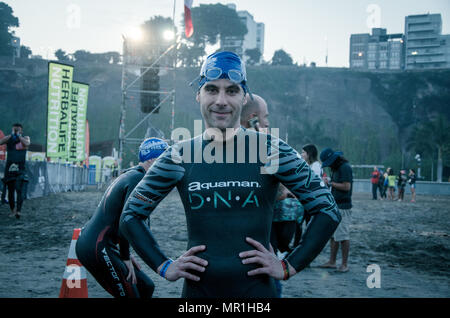LIMA, Perù - Aprile 22 2018: Ironman 70,3 . Atleta preparando per il concorso e invio per nuotare Foto Stock