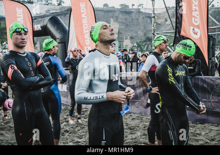LIMA, Perù - Aprile 22 2018: Ironman 70,3 . Atleta preparando per il concorso e invio per nuotare Foto Stock
