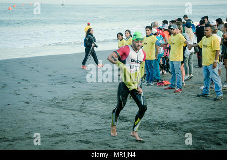 LIMA, Perù - Aprile 22 2018: Ironman 70,3 . A partire per la prova di nuoto di atleti di Ironman 70,3 Foto Stock