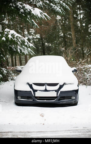 BMW E91 3 Series Touring covered in snow in a car park in Center Parcs, Longleat, Wiltshire Foto Stock