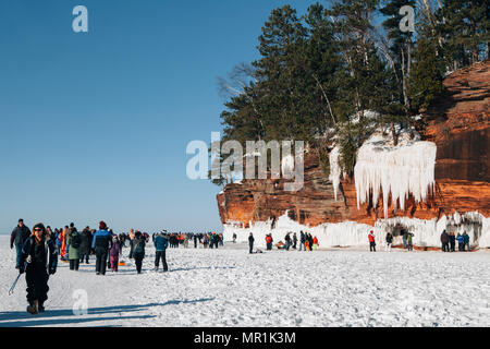 La gente visita il Apostle Islands National Lakeshore le grotte di ghiaccio su una soleggiata giornata invernale in Bayfield, Wisconsin, STATI UNITI D'AMERICA Foto Stock