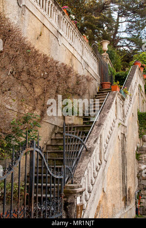 Bellissima scalinata esterna che di vecchia villa italiana Foto Stock