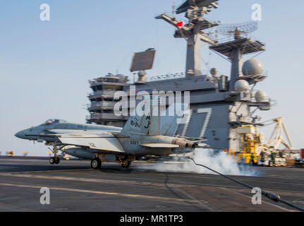 170429-N-FE442-128 GOLFO ARABICO (29 aprile 2017) Un F/A-18E Super Hornet attaccato al 'Tomcatters' di Strike Fighter Squadron (VFA) 31 terre a bordo della portaerei USS George H.W. Bussola (CVN 77) (GHWB). GHWB è distribuito negli Stati Uniti Quinta Flotta area di operazioni a sostegno della sicurezza marittima operazioni destinate a rassicurare gli alleati e partner e preservare la libertà di navigazione e il libero flusso di commercio nella regione. (U.S. Foto di Marina di Massa lo specialista di comunicazione di terza classe Matlage Matt/rilasciato) Foto Stock